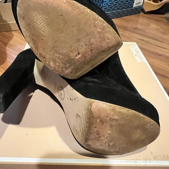 Michael Khors black heeled suede booties size 8.5 style Lesly Bootie. - Picture 5 of 5